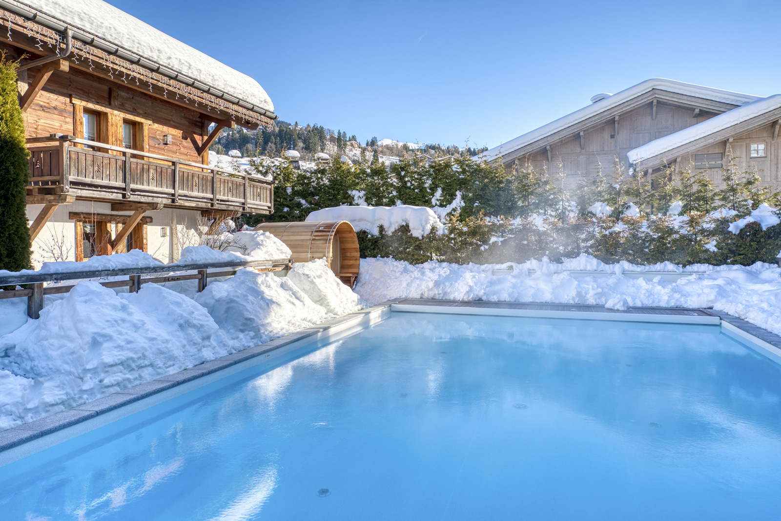 Piscine chauffée et sauna nordique aux Loges Blanches hôtel 4* à Megève