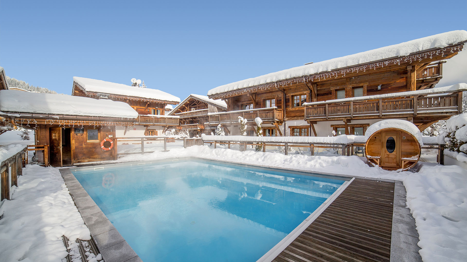 Les Loges Blanches 4 étoiles à Megève hameau savoyard restaurant bar spa piscine exterieure sauna Heated outdoor pool in Megeve