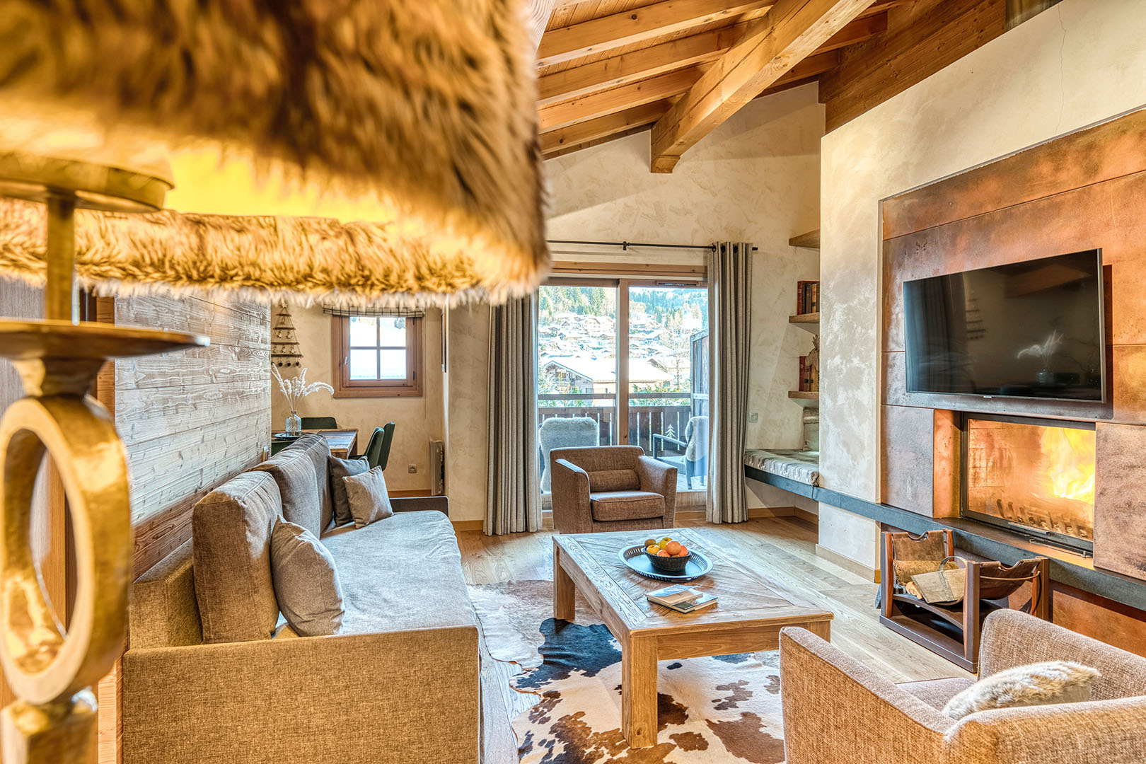 Les Loges Blanches 4 étoiles à Megève your 4-star stay in Megève salon, séjour, salle à manger, terrasse, balcon