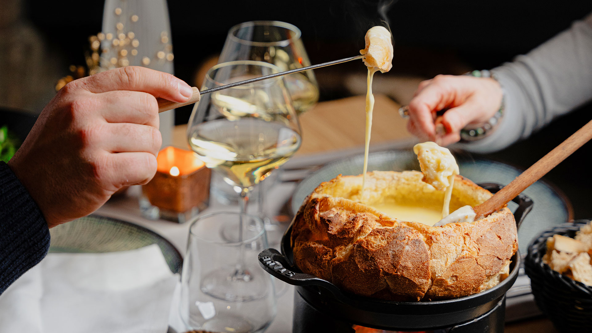 Spécialité savoyarde La Fondue dans une miche de pain La Table des Cochers à Megève