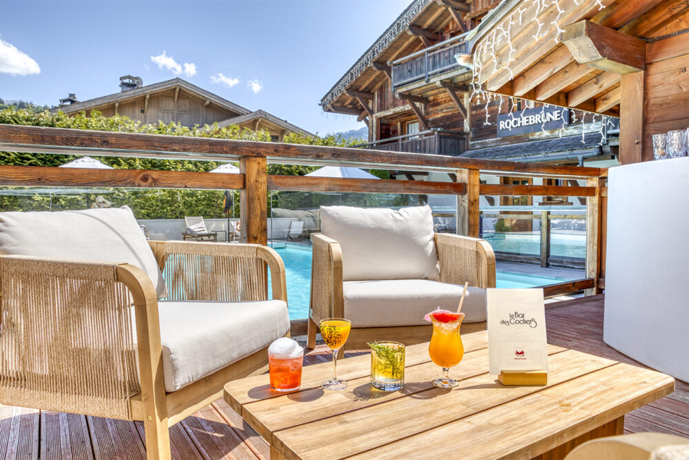 Le Bar des Cochers à Megève : cocktails, terrasses lounge et piscine