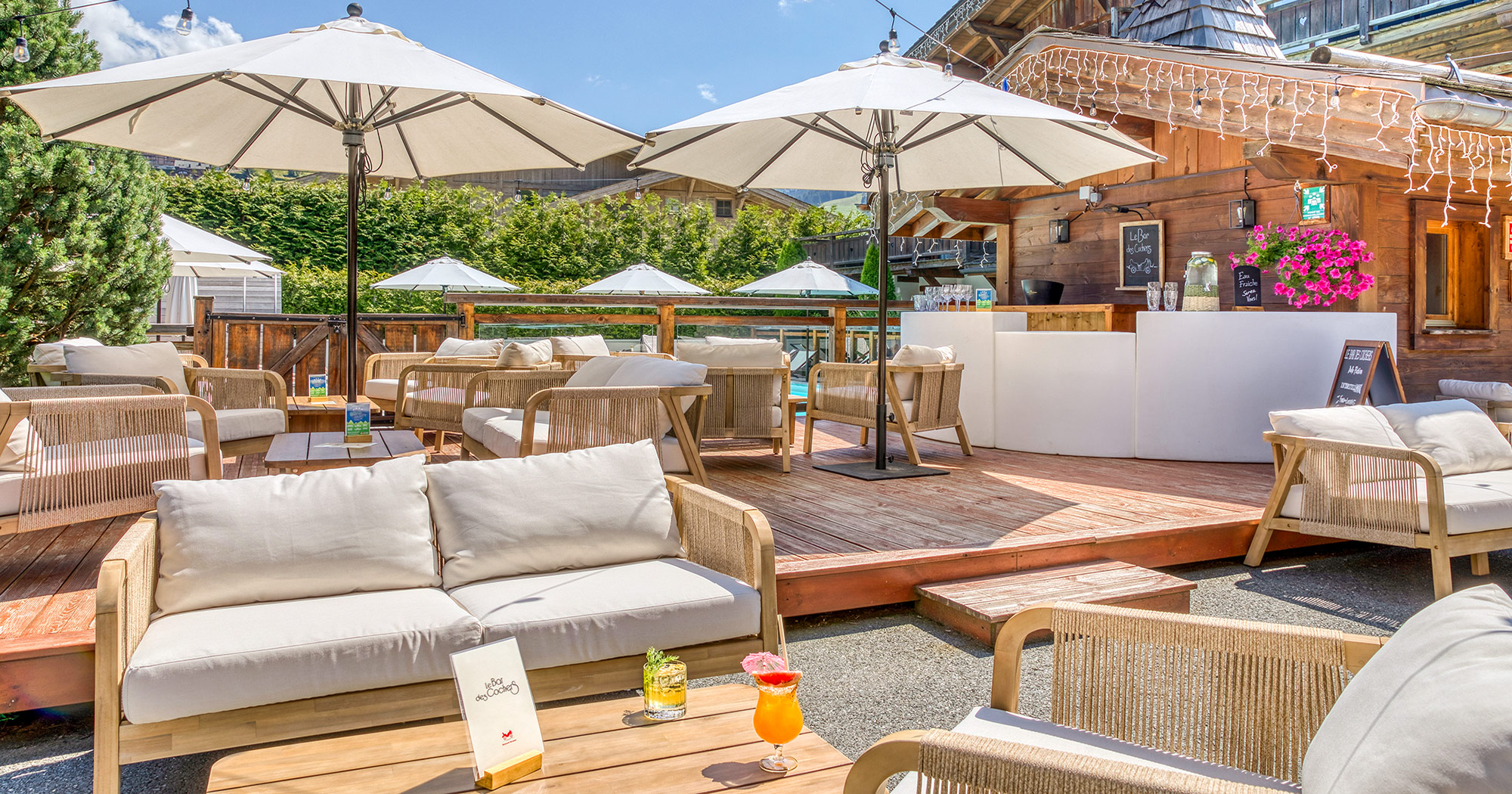 Le Bar des Cochers à Megève en terrasse lounge extérieure