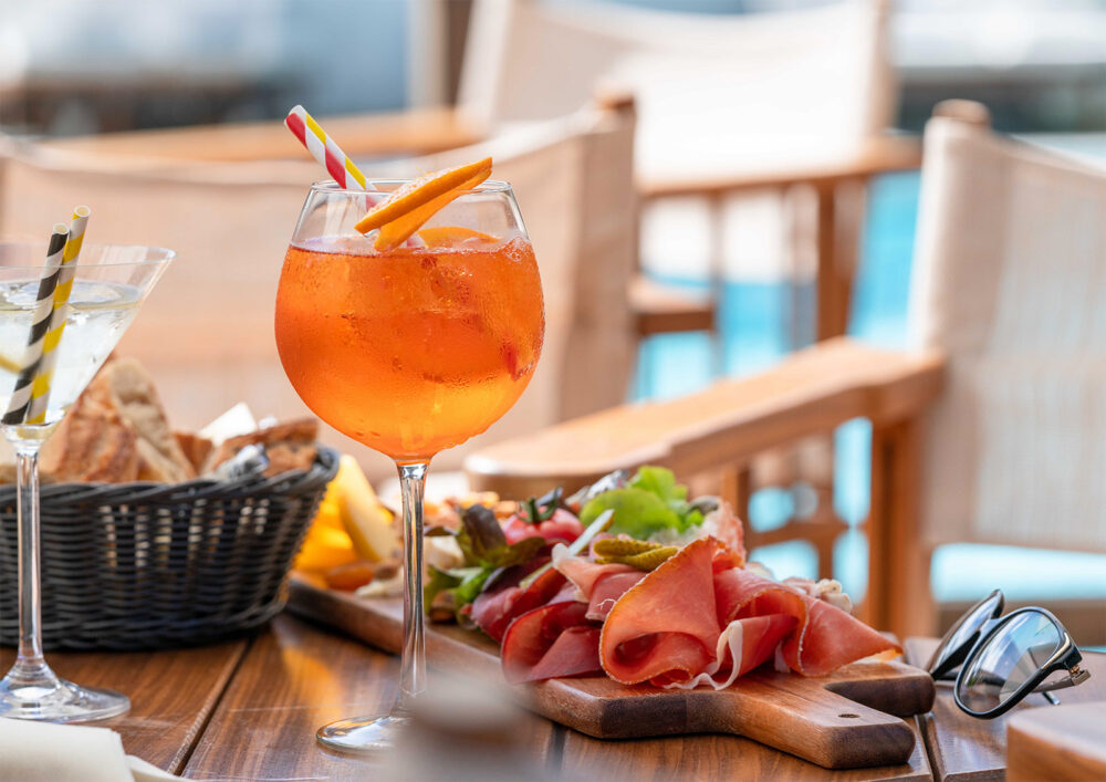 Le Bar des Cochers à Megève en terrasse avec un cocktail