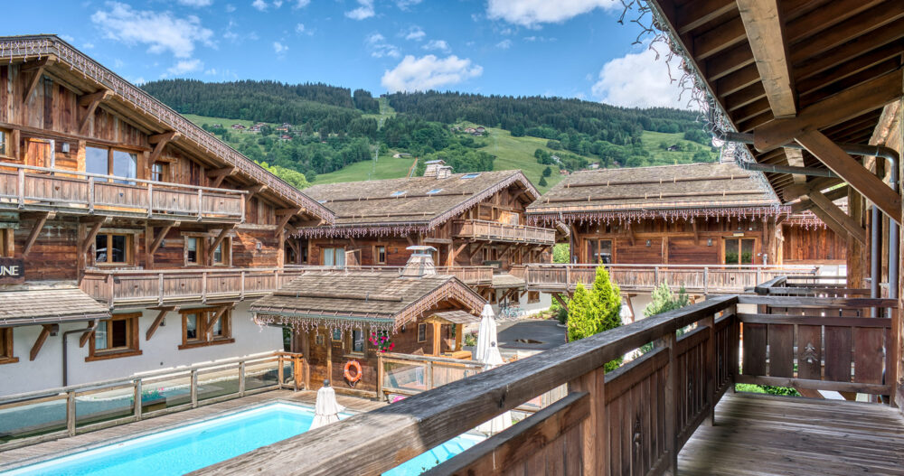 Les Loges Blanches hôtel 4* Megève piscine extérieure terrasses hameau savoyard