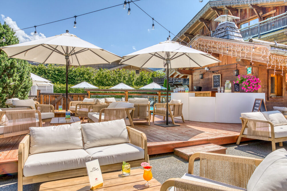 La piscine extérieure chauffée et sauna nordique des Loges Blanches 4* Megève