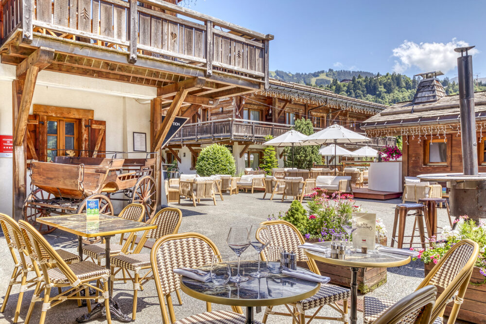 Les nombreuses Terrasses de La Table des Cochers restaurant à Megève