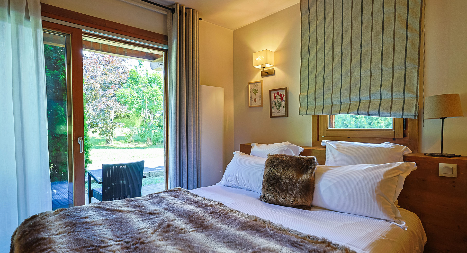 Les terrasses, jardins et lounges extérieurs des Loges Blanches 4* à Megève