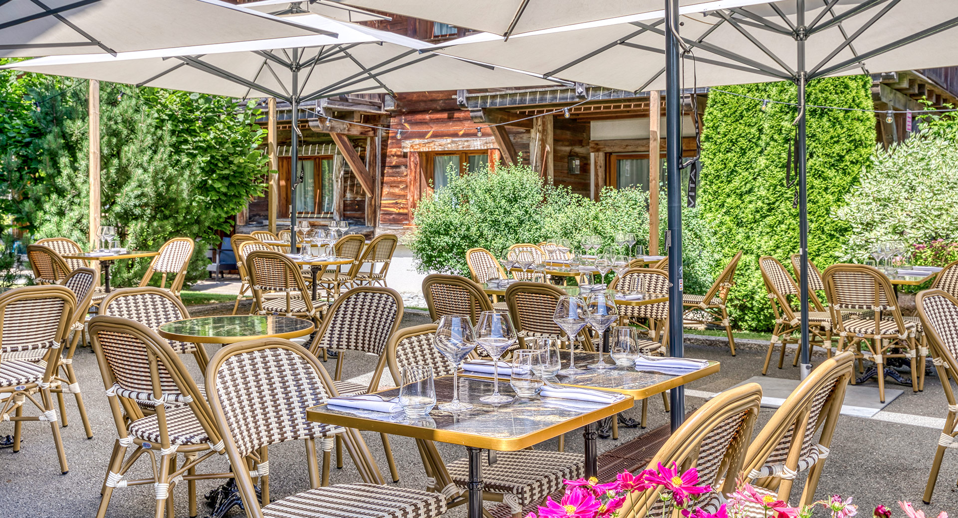 Séminaires, mariages et célébrations en terrasse aux Loges Blanches 4* à Megève