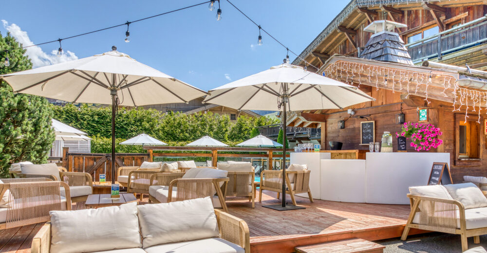 Les terrasses lounges des Loges Blanches 4 étoiles à Megève