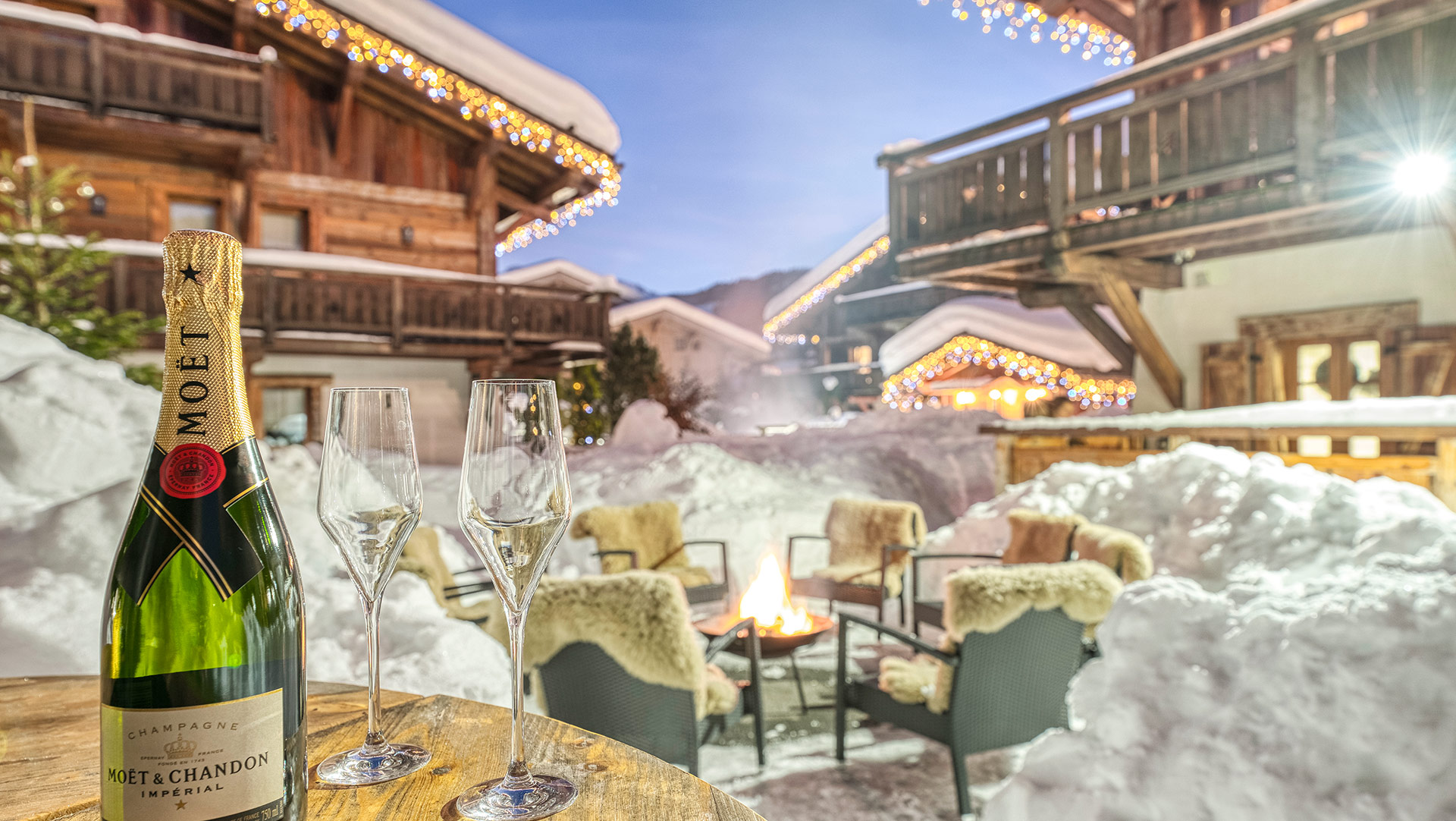 Les terrasses lounges des Loges Blanches 4 étoiles à Megève